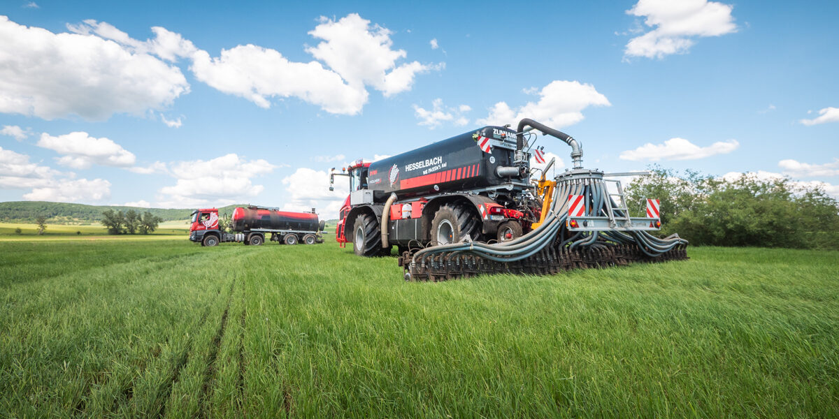 Schlitzgerät auf Grünland